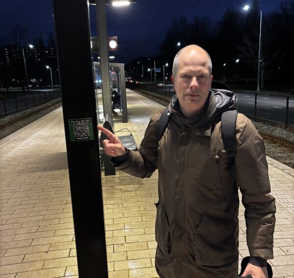 Arjen bij de halte van Lijn 25 (Sportlaan)