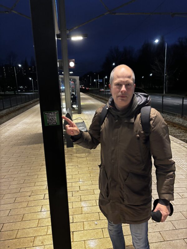 Arjen bij de halte van Lijn 25 (Sportlaan)